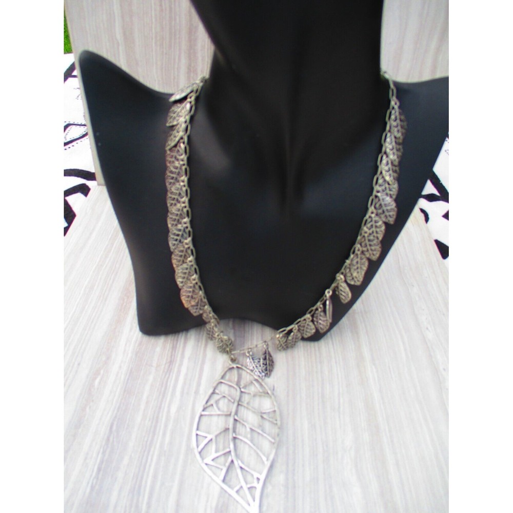 Jessica Simpson Matte Silver-Tone Leaf Necklace 16" - Picture 3 of 10